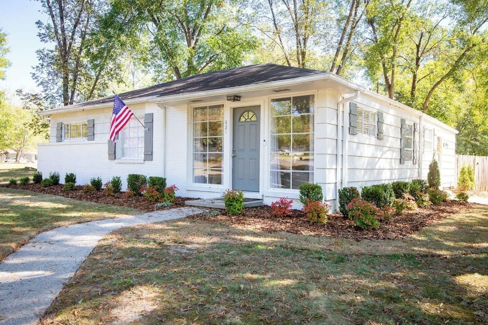 Enjoy your stay in Birmingham in this cozy space to unwind after a busy day whether it is work or play. This home is centrally located in Crestline Park. Reach out to us for our personalized concierge services and handpicked local experiences. 