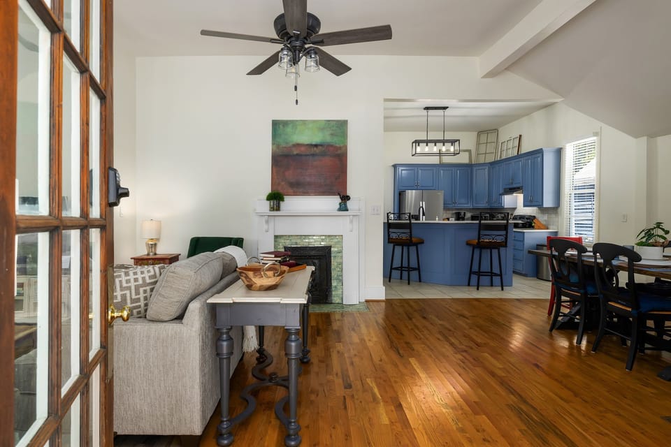 Step into your home away from home! From the moment you walk into Summer Breeze you are greeted with a large entry, perfect for groups and families. 