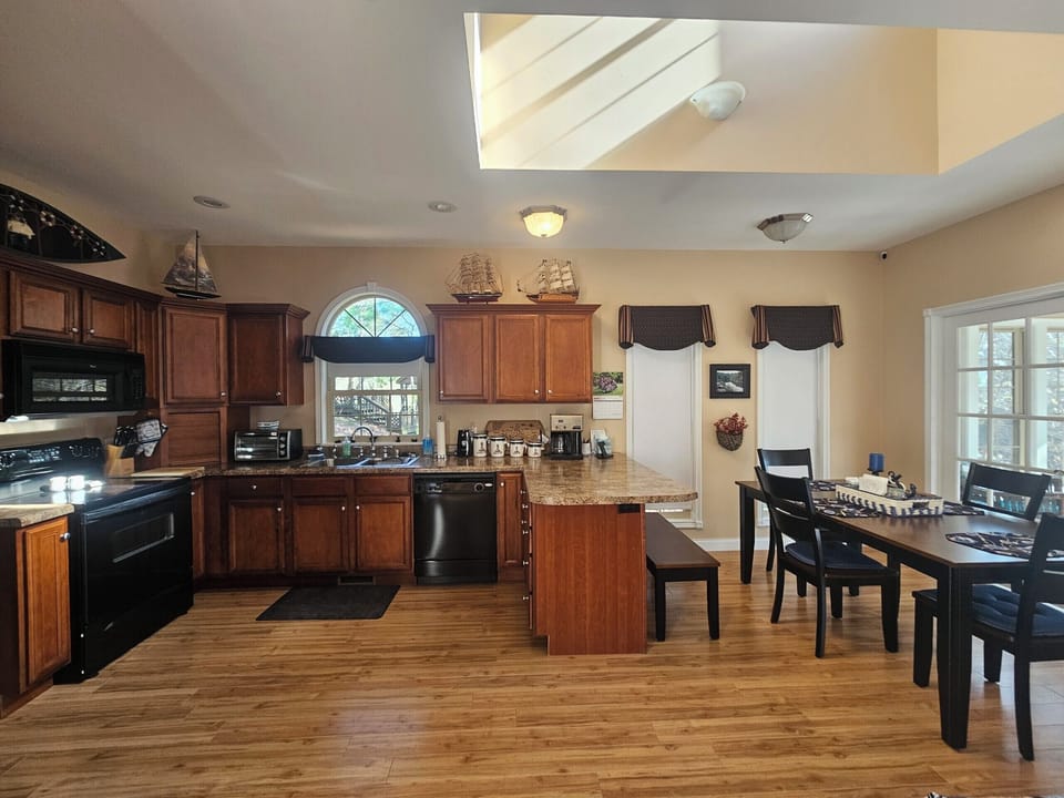 Kitchen and eat in kitchen table