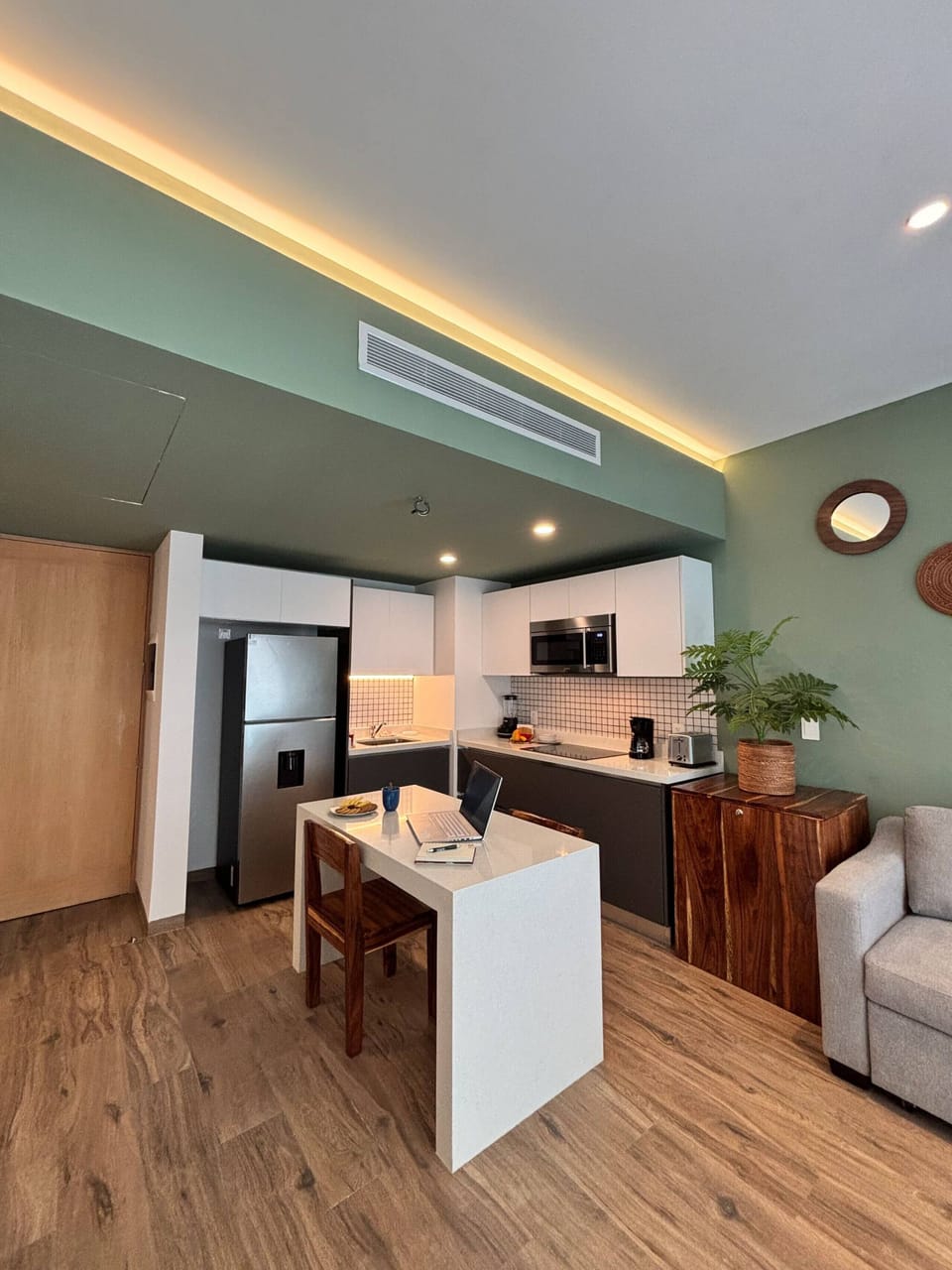 The dining room is made of quality materials that allow for dual use, both for eating and for working.