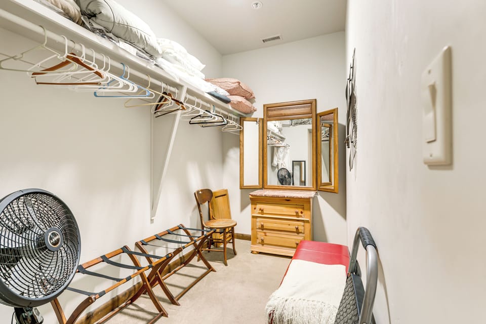 Walk-In Closet | Luggage Racks