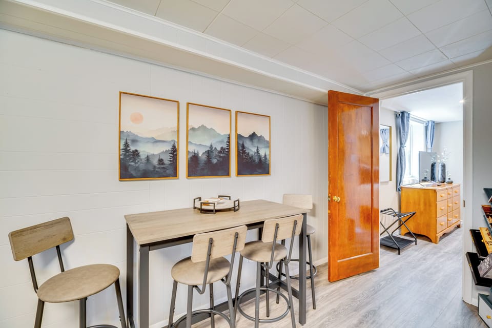 Dining Area | Dishware/Flatware Provided