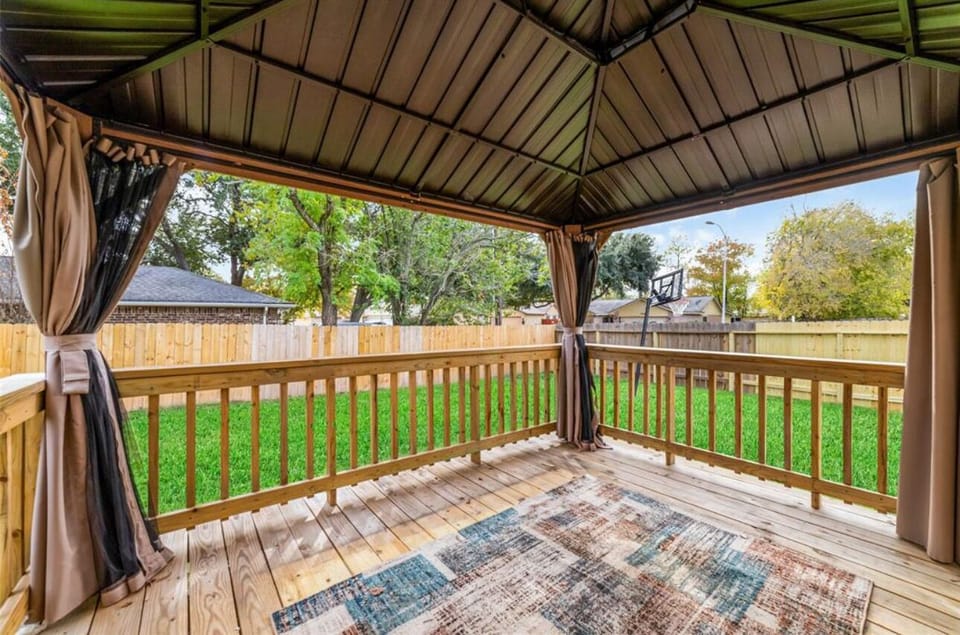 huge backyard and private fence good for pets