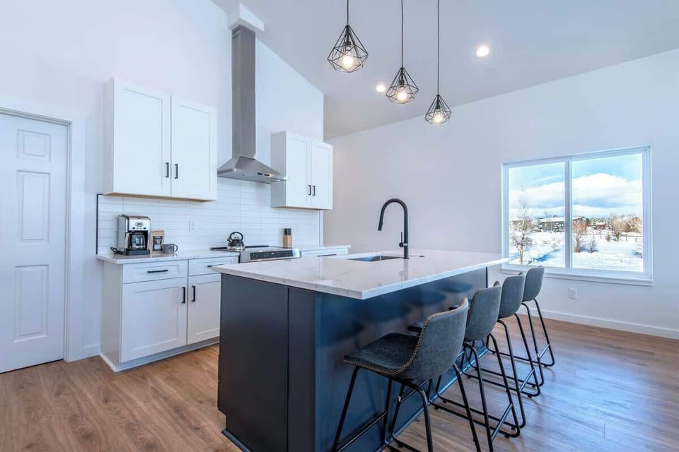The kitchen is equipped with everything you need to prepare delicious meals. Overlooking the main living room and dining area, this kitchen allows you to stay connected while you cook. There is also a spacious island with seating for four.
