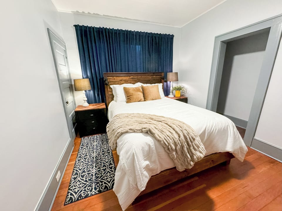 Bedroom - Queen Bed
