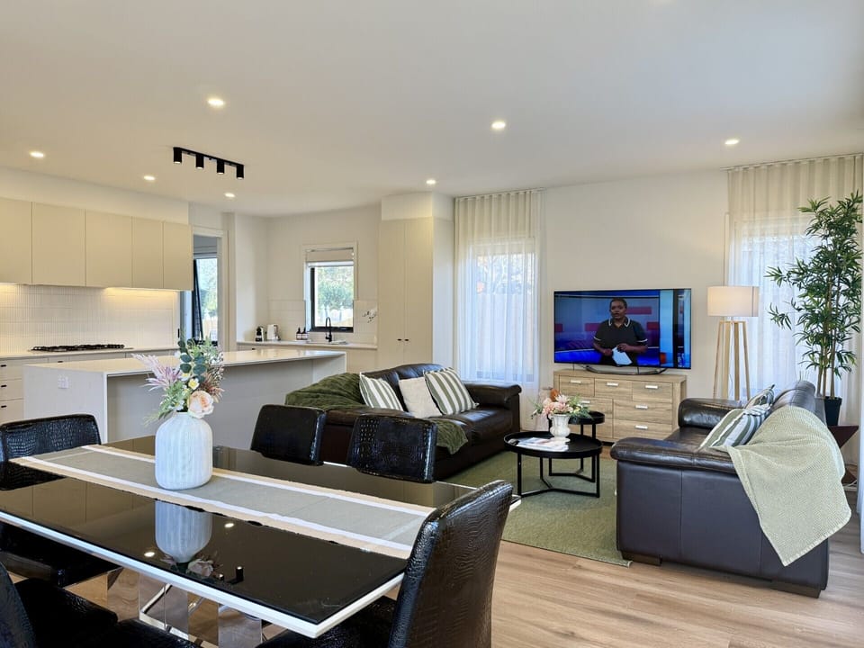 Open Plan Living, Dining & Kitchen