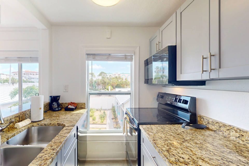 Equipped kitchen with half fridge