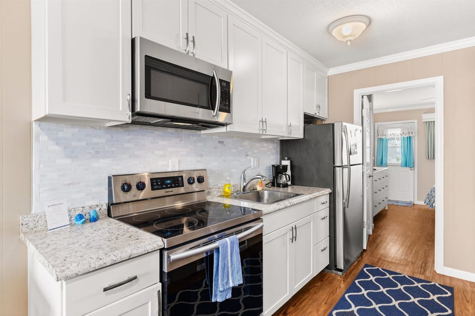 Everything you need, nothing you don’t — this efficient kitchen includes a full-sized fridge, oven, and microwave, making beach meals a breeze.