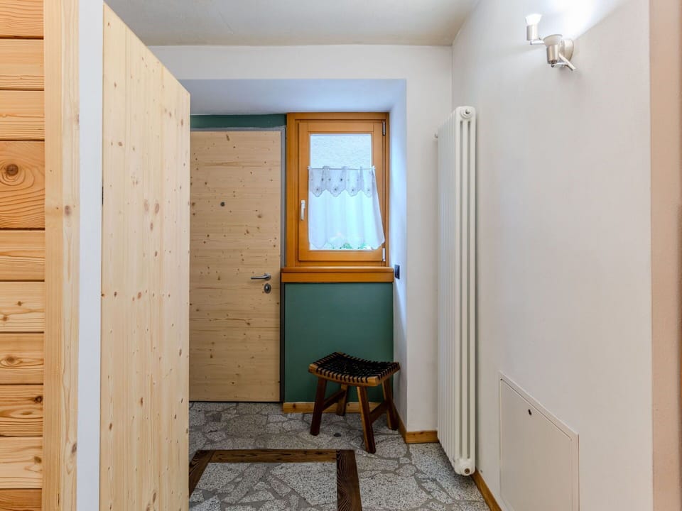 Wall, Interior Design, Wood, Ceiling, Bedroom, Flooring, Floor, Lighting, Room, Furniture