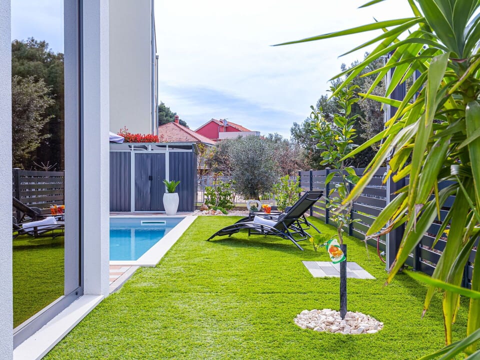 Grass, Garden, Lawn, Landscaping, Leisure, Backyard, Yard, Artificial Turf, Shade, Courtyard