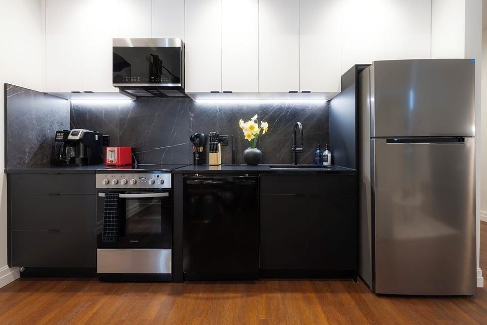 Fully equipped kitchen incl. coffee maker (kcup + drip) and coffee bar supplies.