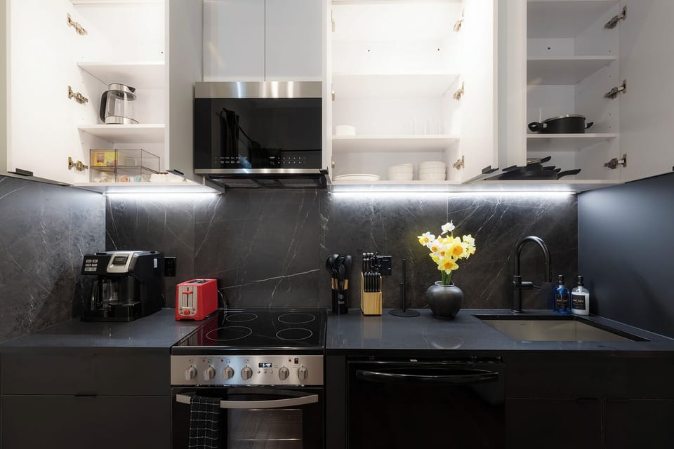 Fully equipped kitchen with coffee maker + supplies, rice cooker, kettle, etc.