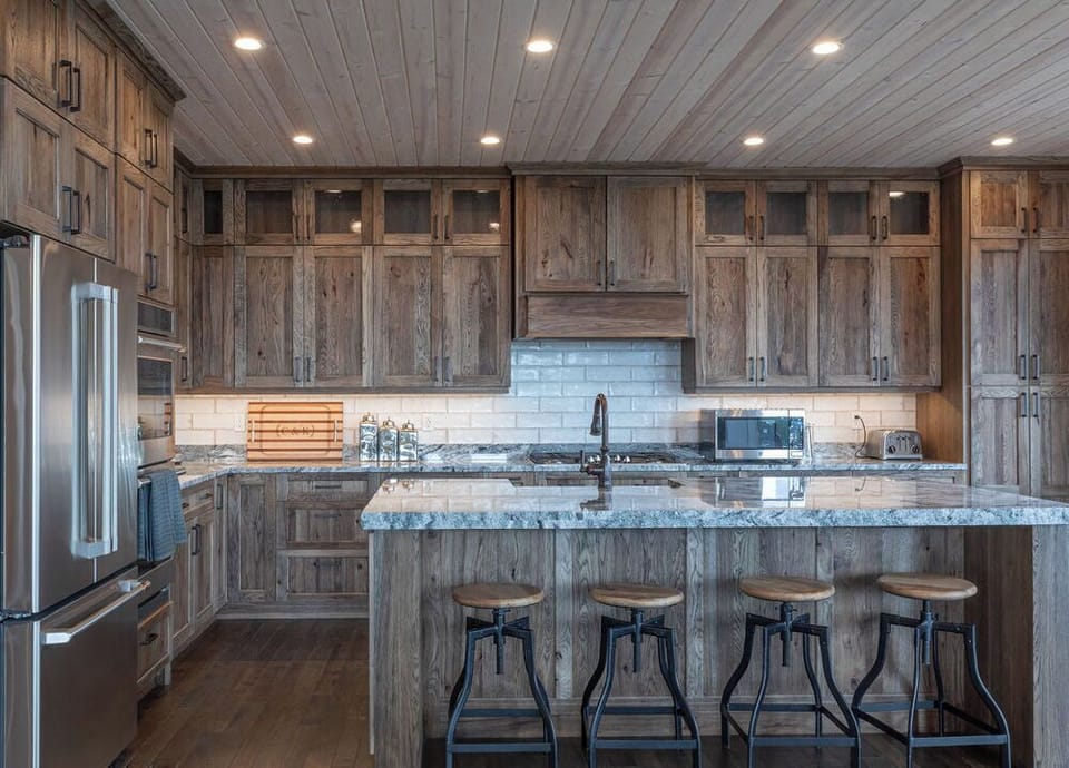 Full kitchen with Cafe appliances.
