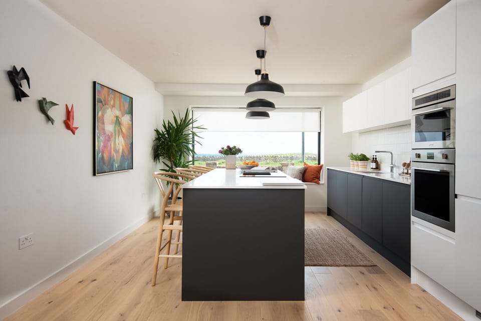 Tide's Watch - enjoy a morning coffee at the breakfast island and take in the views across the coast