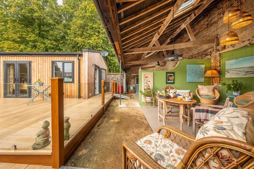 Hewie's Cottage: Outdoor, covered seating area with accessibility ramps