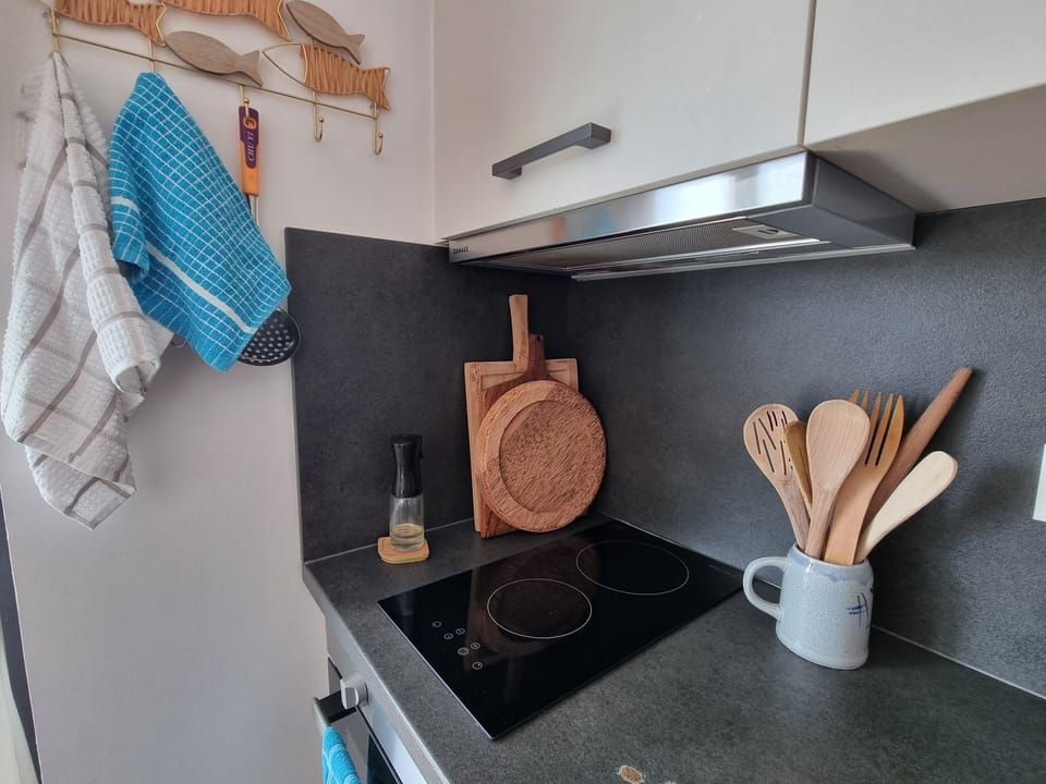 Protect the table top with the wooden boards to place your hot pots when serving