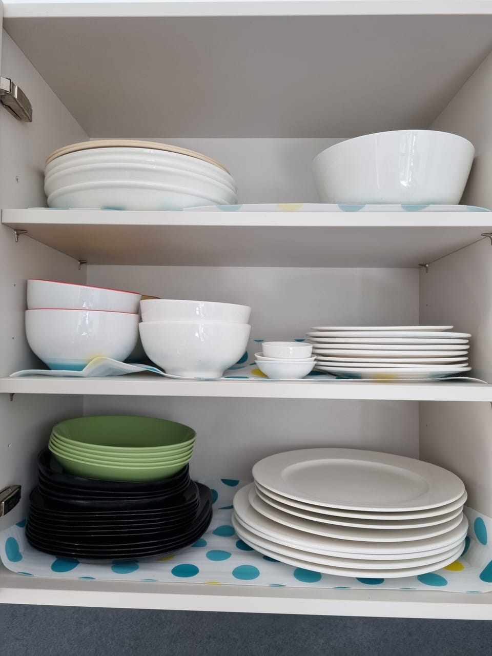 Kitchen cutlery and good quality tableware provided