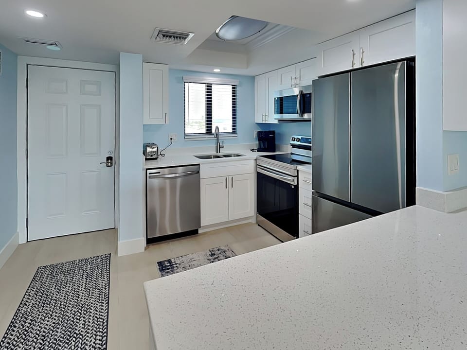 Entry Area to Kitchen