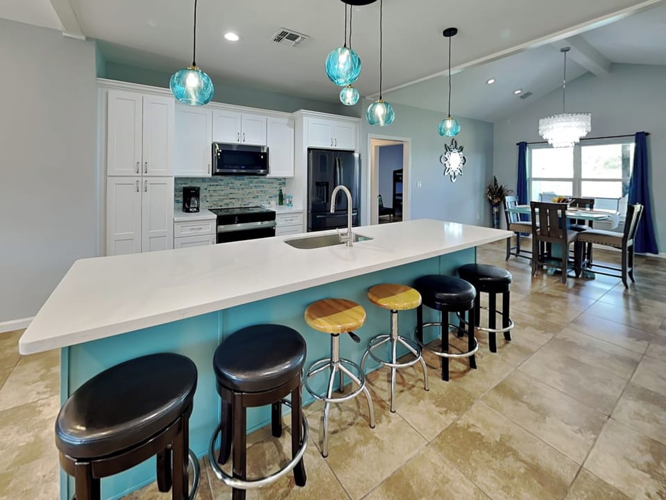 Full Size Kitchen with Break
