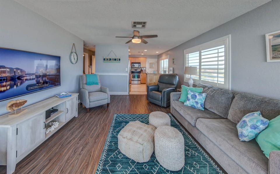 Livingroom with queen sofa sleeper (Upstairs)