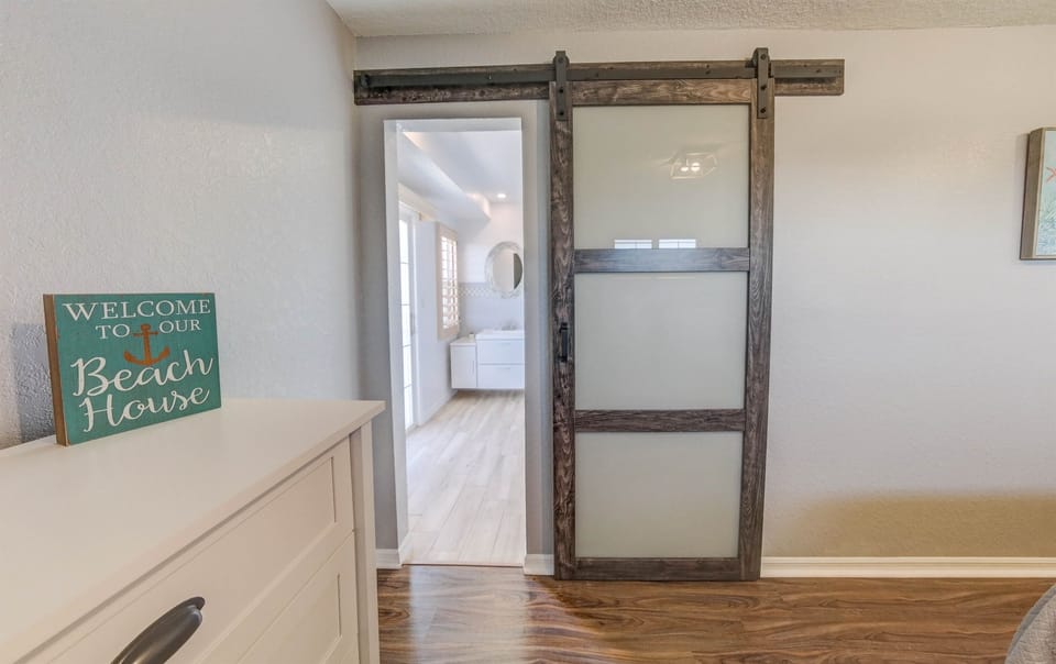 Ensuite master bathroom (Upstairs)
