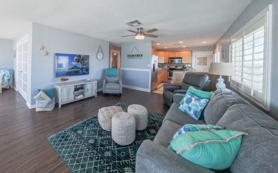 Livingroom with queen sofa sleeper (Upstairs)
