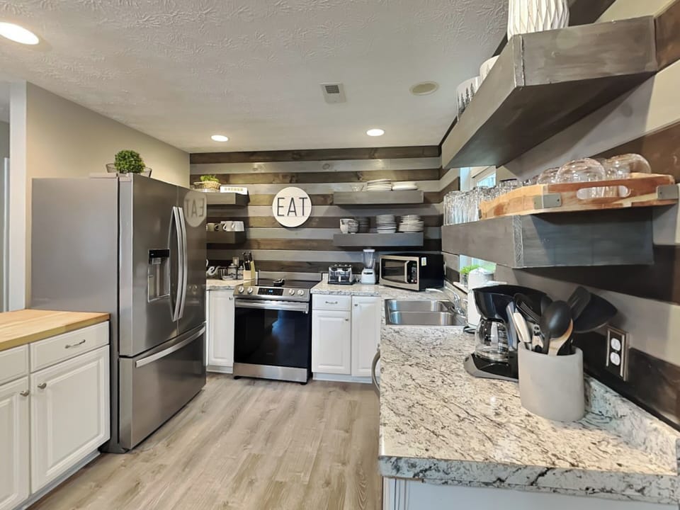 Fully Equipped Kitchen with Stainless Steel Appliance