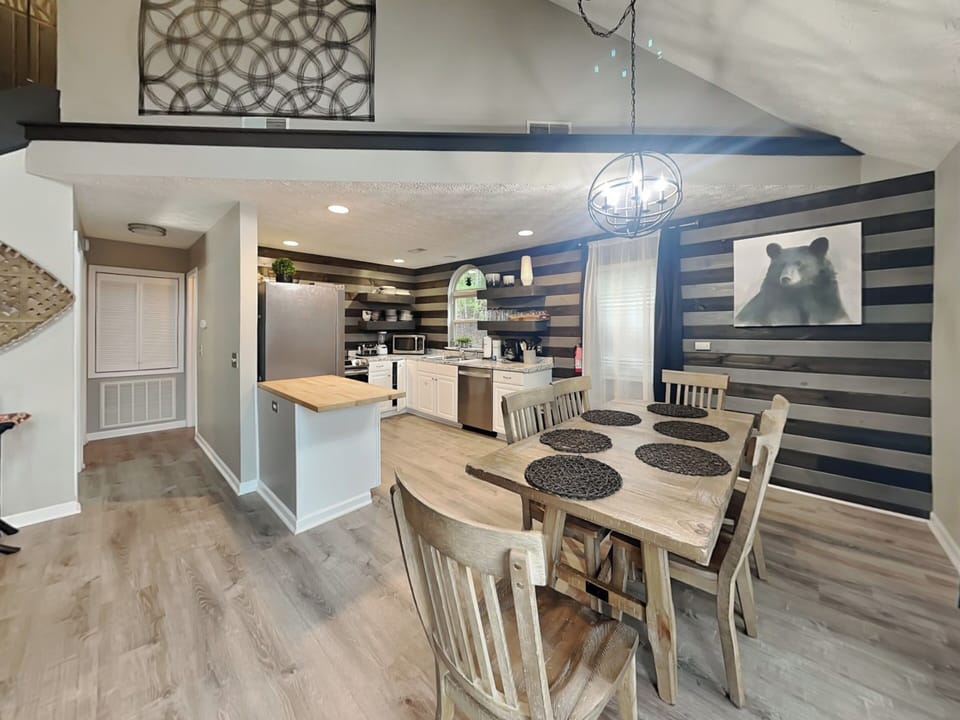 Dining Area with Seating for Six
