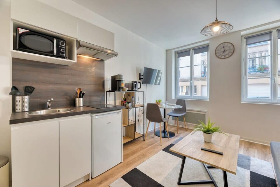 Table à manger et nécessaire de cuisine