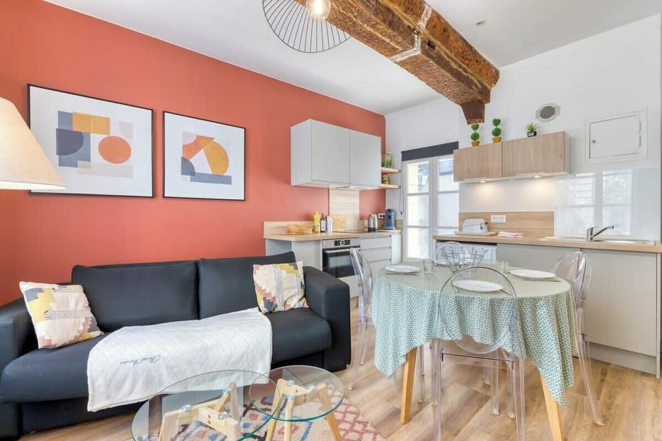 Table à manger et nécessaire de cuisine