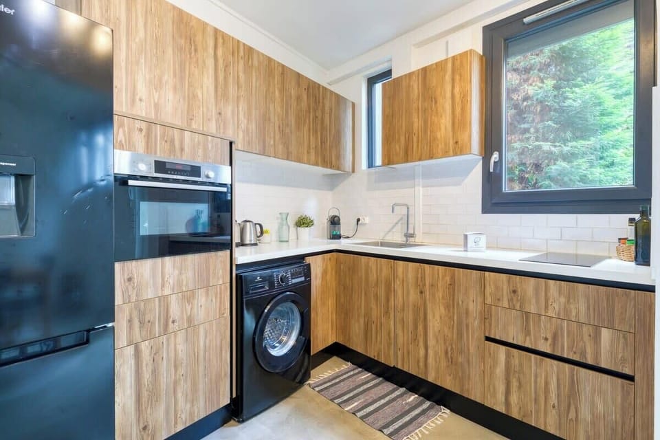 Cuisine ouverte sur séjour aménagée et équipée