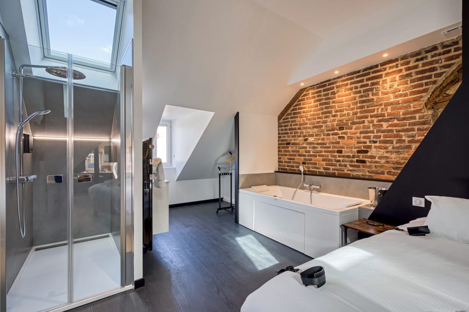 Salle de bain avec douche et baignoire