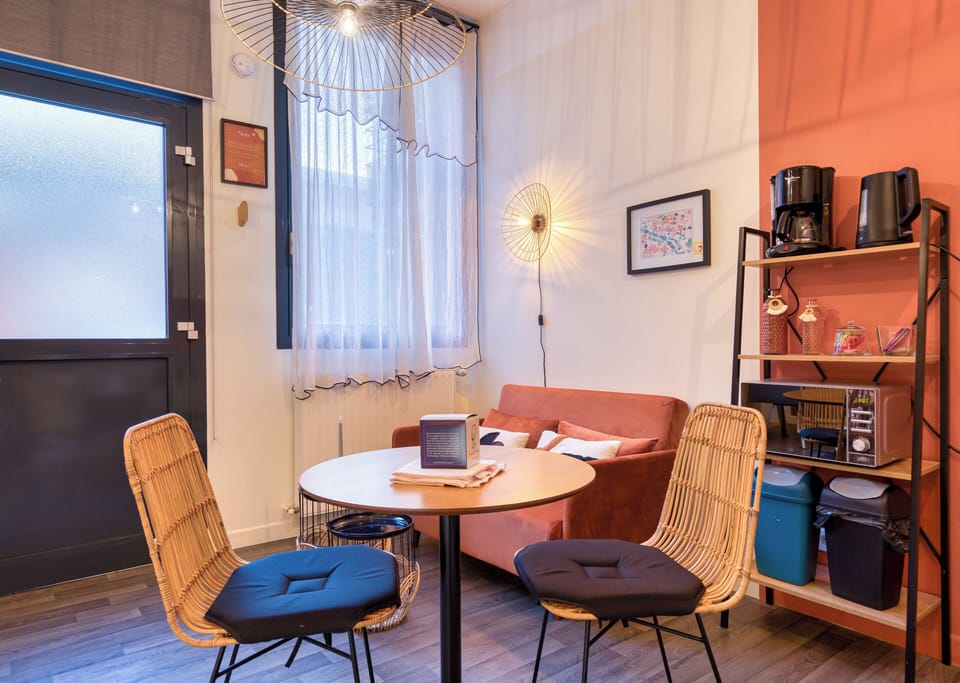 Table à manger avec assises