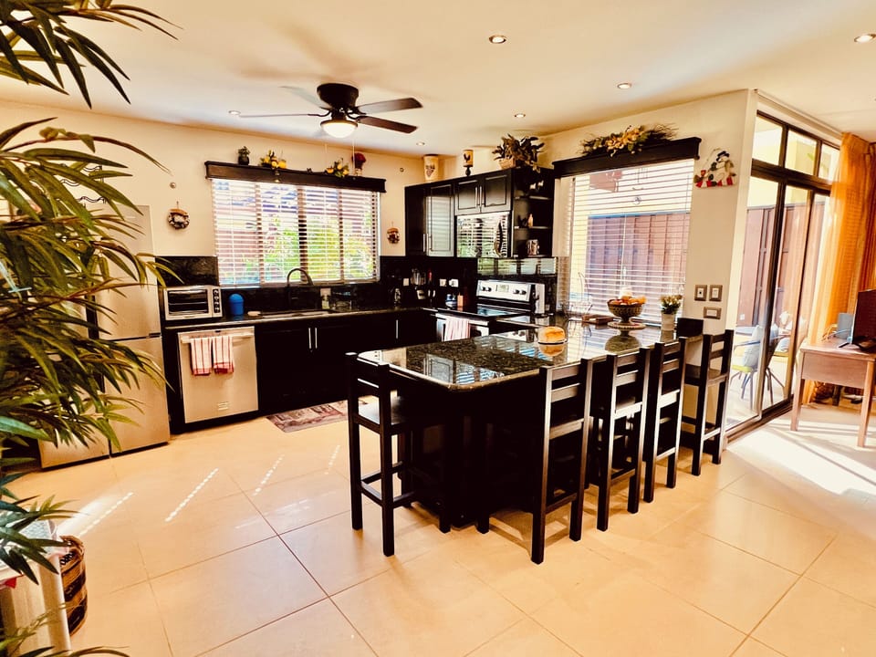 Full kitchen from entrance. Open floorplan. Peninsula breakfast bar.