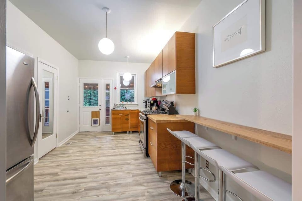Kitchen w/ bar top