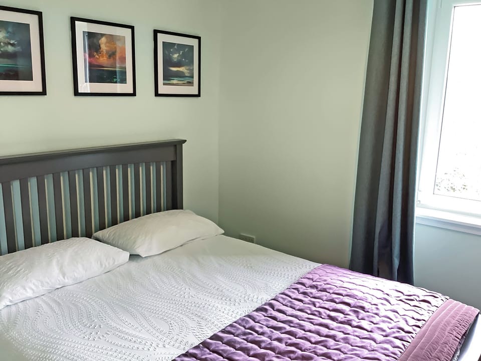 Kingsize bedroom | Seasgair, Dingwall