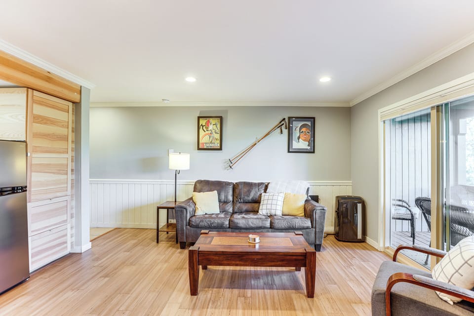 Living Room | Queen Sleeper Sofa | Smart TV | Free WiFi | Electric Fireplace