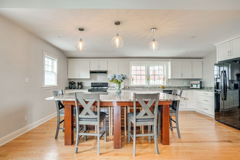 Kitchen | Upper Level | Dishwasher | Stove/Oven