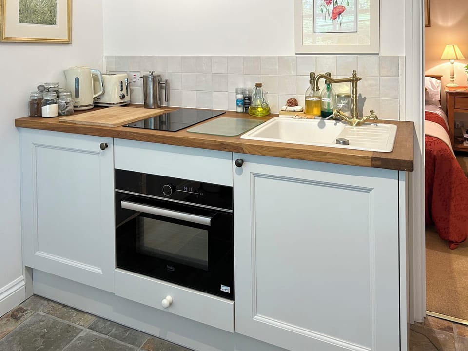 Fully equipped kitchen with oven/microwave, fridge/freezer and sink 