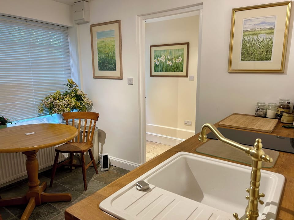 Private kitchen/diner. Complimentary cereals, fresh fruit, milk, tea and coffee 