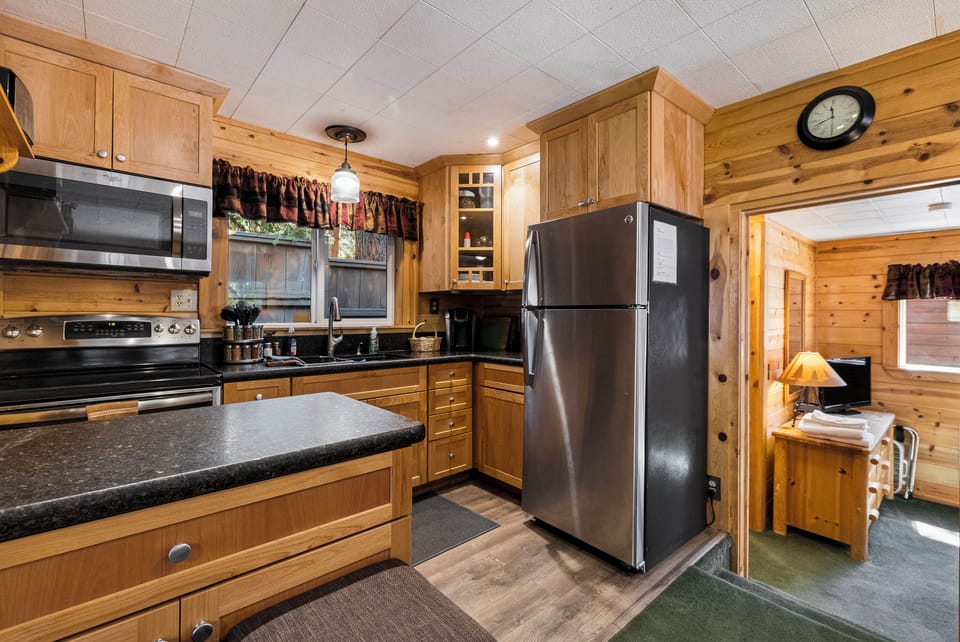 Well stocked, woonderful kitchen to prepare meals.