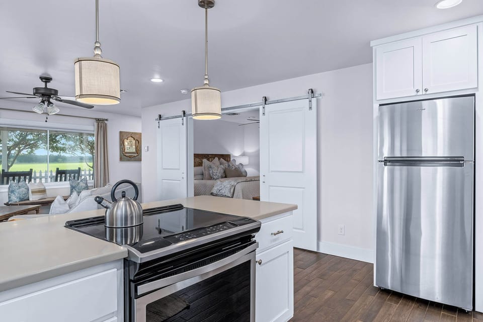 With a full-size oven and refrigerator at your fingertips, you can whip up homemade meals, chill your favorite wine, and store all your local market finds with ease. This kitchen is built for real cooking and real connection.