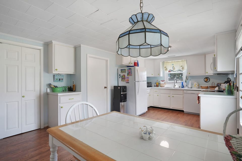 Dining Table / Kitchen