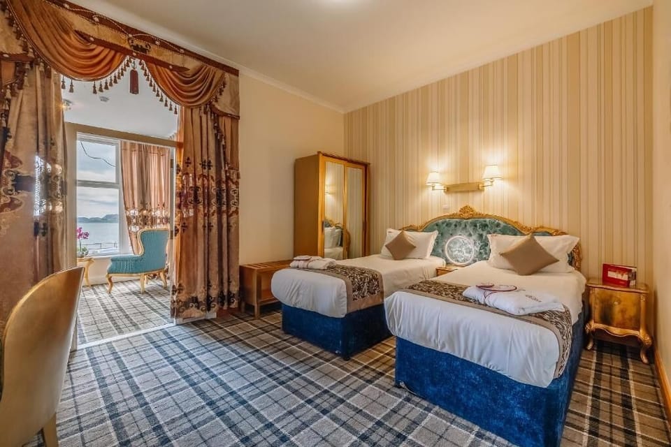 2 Twin beds