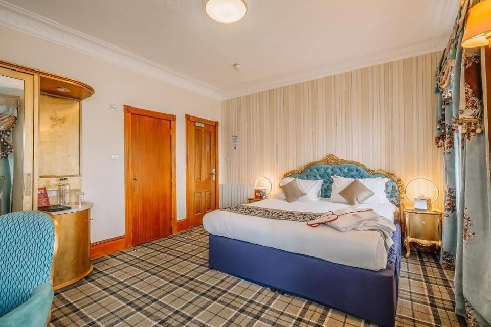 Unit with 1 Double-size bed. Exact unit will be assigned upon arrival. Views, colors and decor may vary.