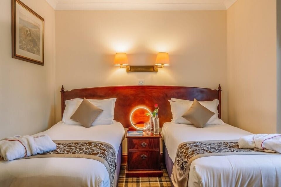 2 Twin beds