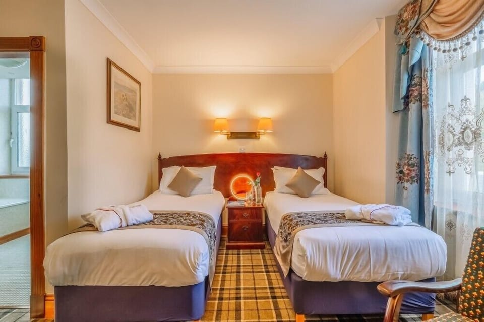 2 Twin beds