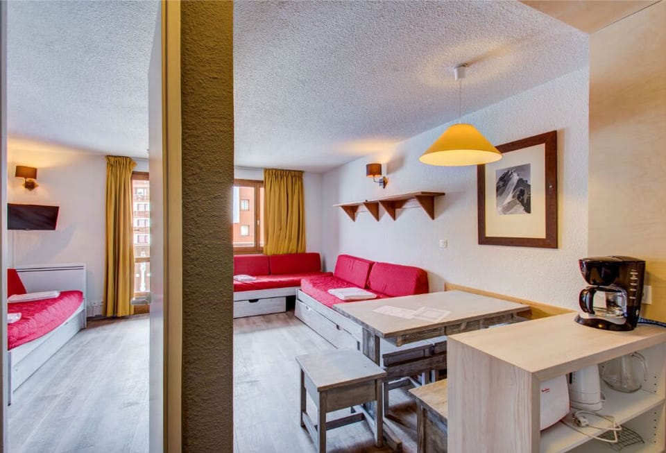 Lean back and take it easy in the inviting living space. 
