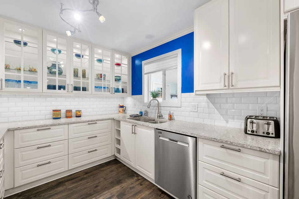 Clean lines, bright light, and everything you need—this fully stocked kitchen makes cooking feel effortless.