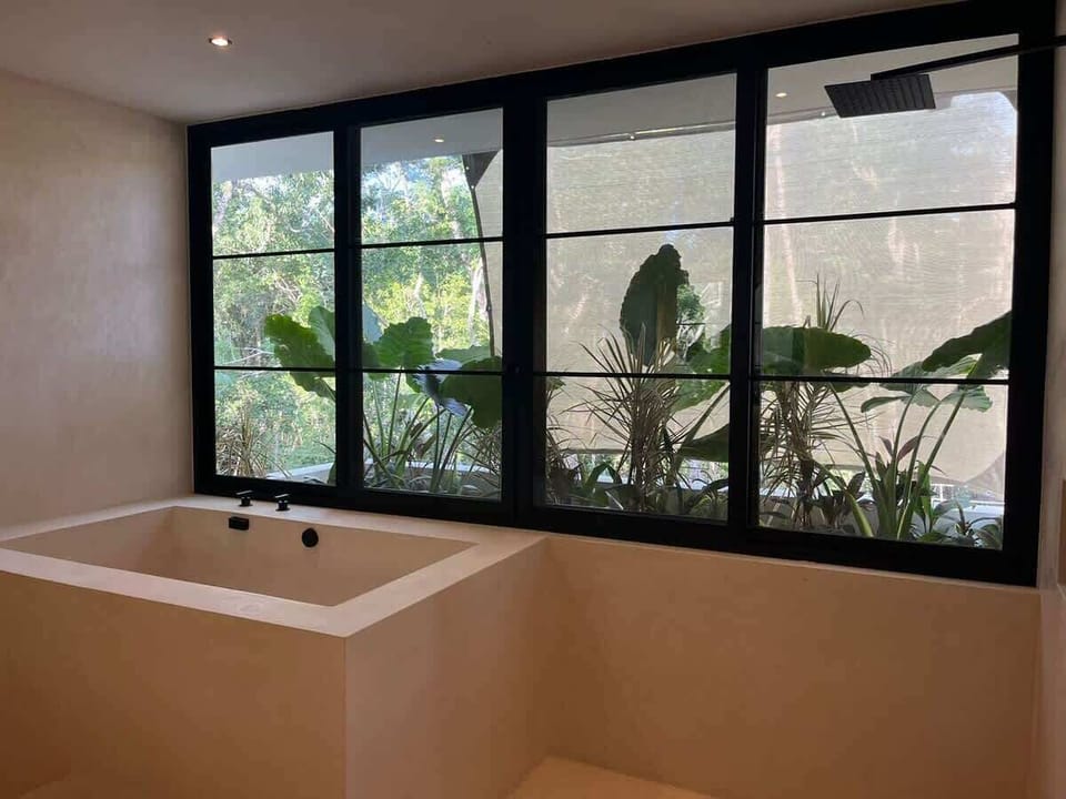 Mastersuite bathtub and shower